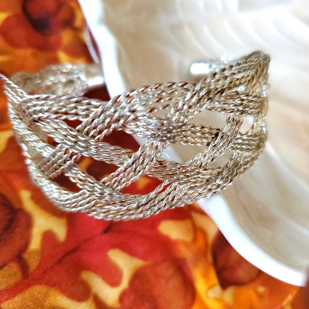 Bracelet. Beautiful braided silver tone cuff. - Picture 2 of 2